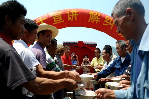 血酒有益健康嗎？黃曉明李宇春竟共飲血酒！